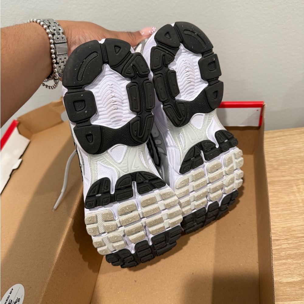 Nike Women's White and Silver Mesh Sneakers with Black Swoosh - Picture 5 of 9